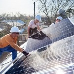 Lavoratori che installano un sistema di pannelli solari fotovoltaici. Elettricisti che montano il modulo solare sul tetto della casa moderna. Concetto ecologico di energia alternativa.